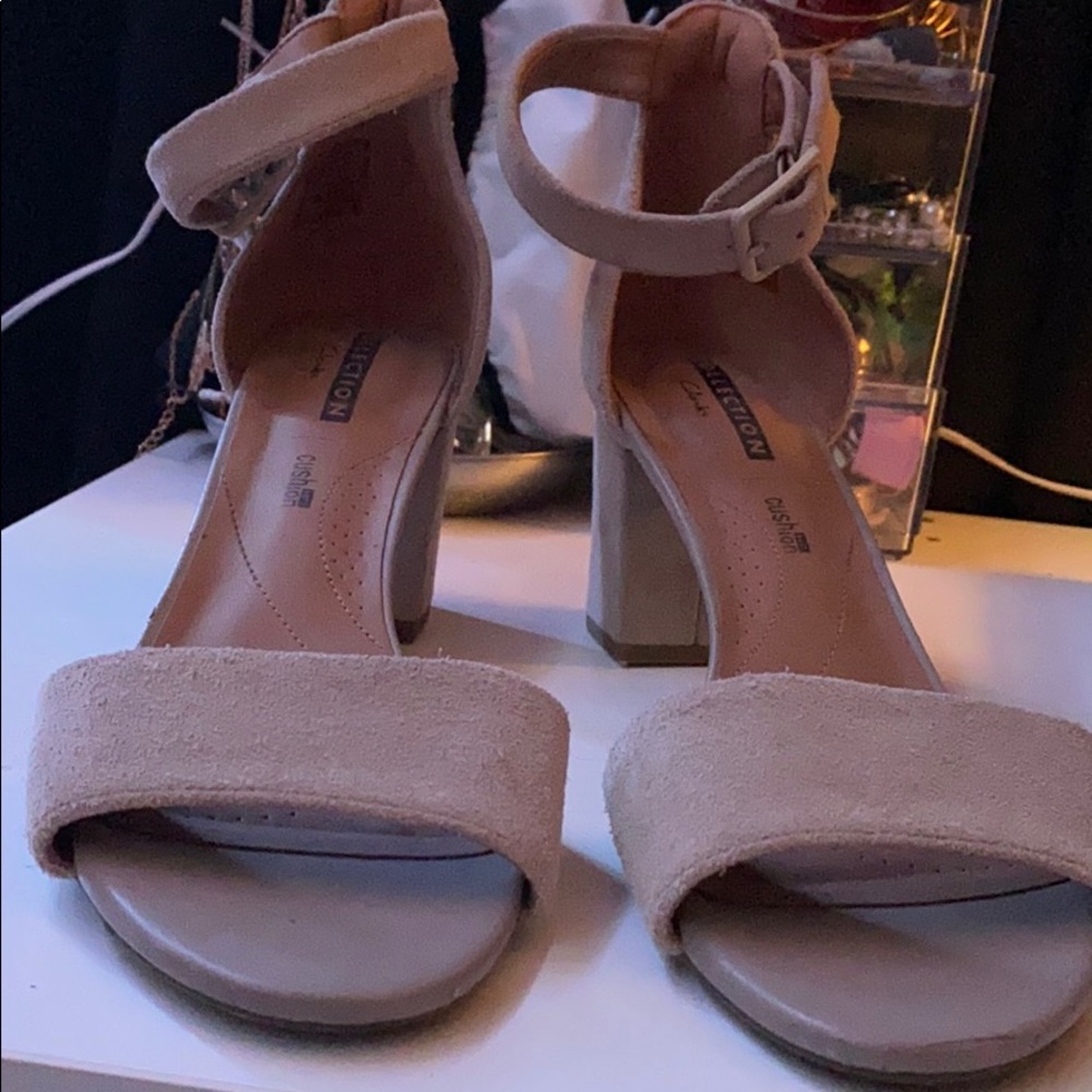 Tan heels 👠